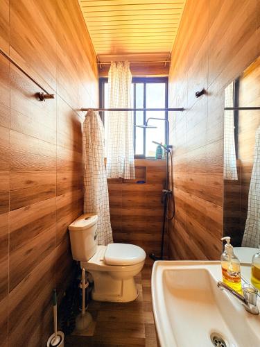 ein Badezimmer mit Toilette und Waschbecken in der Unterkunft Amici Residence in Kigali