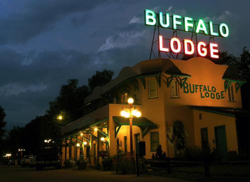um edifício com um letreiro de néon em cima em Buffalo Lodge Bicycle Resort - Amazing access to local trails & the Garden em Colorado Springs