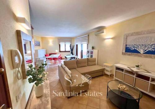 a living room with a couch and a table at Pieno centro con parcheggio - Palau in Palau