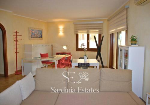 a living room with a couch and a table at Pieno centro con parcheggio - Palau in Palau