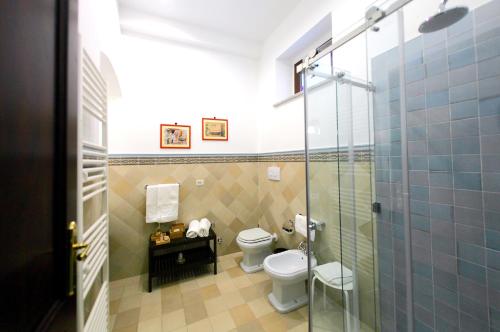 タオルミーナにあるVilla Sicilianaのバスルーム(トイレ、ガラス張りのシャワー付)