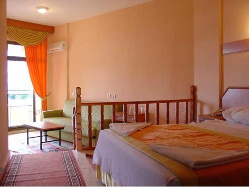 Postel nebo postele na pokoji v ubytování Amos Hotel