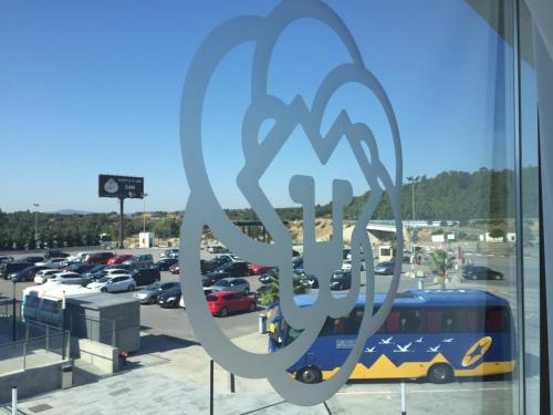 a sign on the window of a parking lot at Complejo Leo 24H in Monesterio