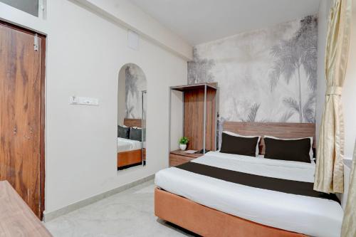 a bedroom with a large bed in a room at Super HOTEL O KASHIKKAA PREMIUM in Bhubaneshwar