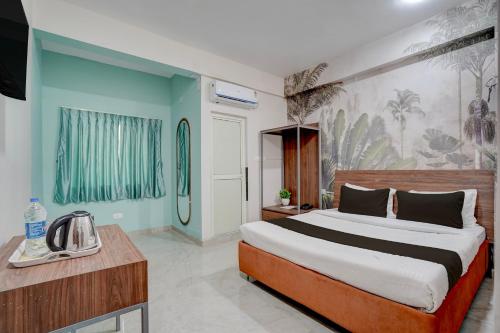 a bedroom with a large bed in a room at Super HOTEL O KASHIKKAA PREMIUM in Bhubaneshwar