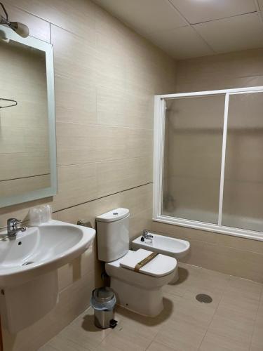 a bathroom with a toilet and a sink at Hostal Jijones in Villarrubia de los Ojos