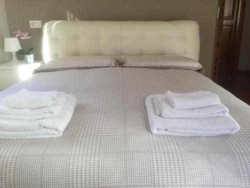 A bed or beds in a room at CHARLOTTE casa vacanze