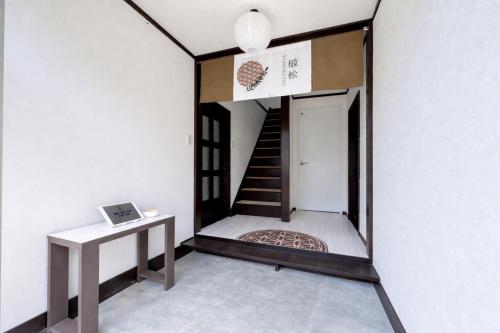 a small house with a staircase in the middle of a room at 椴松 l フルリフォーム l 貸切の一軒家 l 千歳空港まで30分 l Todomatsu in Yuni