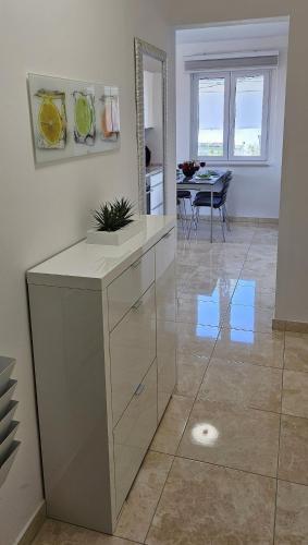 2bedroom apt, quiet neighbourhood, 300m from Beach, Apt Laura