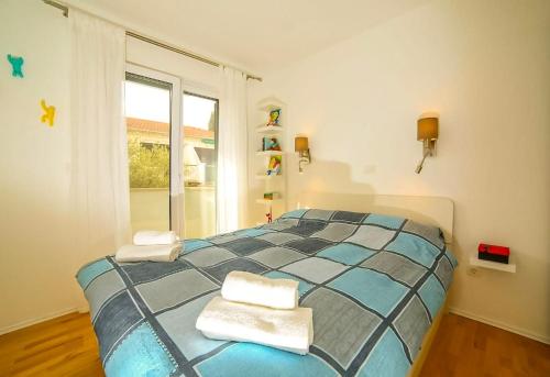 2bedroom apt, quiet neighbourhood, 300m from Beach, Apt Laura