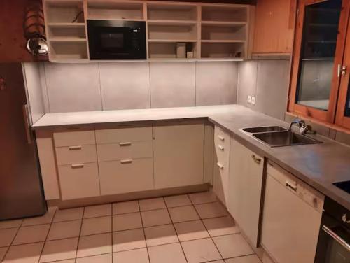 Spacious comfortable chalet close to the ski lifts for 8 persons
