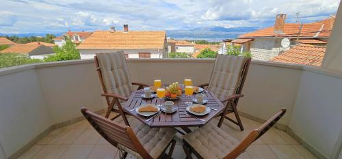 2bedroom apt, quiet neighbourhood, 300m from Beach, Apt Laura