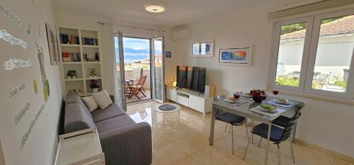 2bedroom apt, quiet neighbourhood, 300m from Beach, Apt Laura