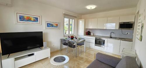 2bedroom apt, quiet neighbourhood, 300m from Beach, Apt Laura