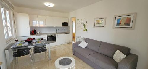 2bedroom apt, quiet neighbourhood, 300m from Beach, Apt Laura