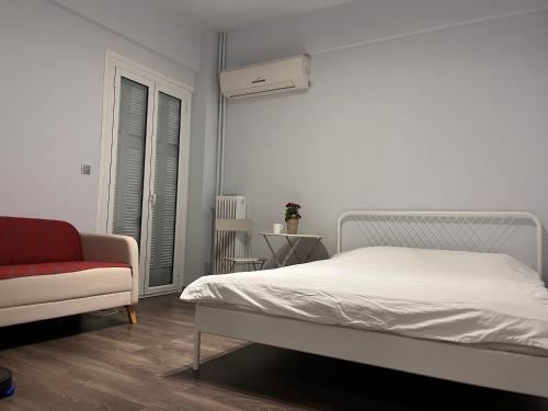 Llit o llits en una habitació de Studio by Acropolis
