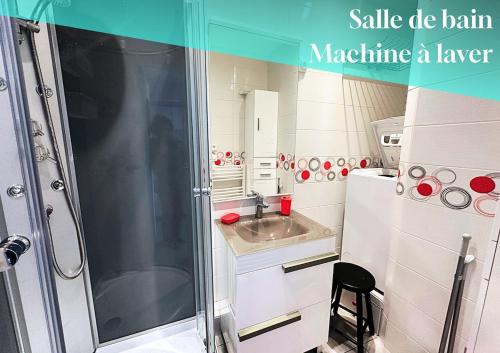 a small kitchen with a shower and a sink at Studio Anouk 4 personnes à Laruns in Laruns