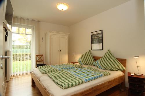 um quarto com 2 camas e uma grande janela em Ferienoase em Bansin