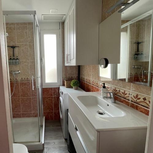 a bathroom with a sink and a shower at Piscina privada de Sal, Cala Canyadell in Torredembarra