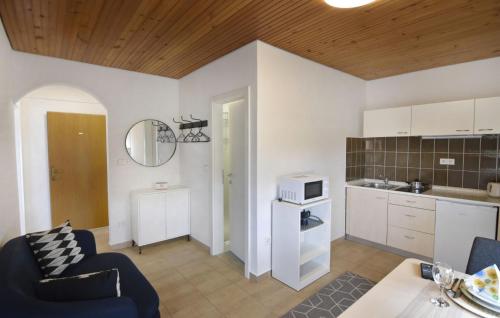 Sunny apartment in Umag