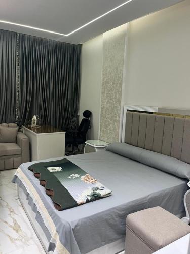 شقه راقيه في المنصوره شارع منتصر بالقرب من جامعه المنصوره