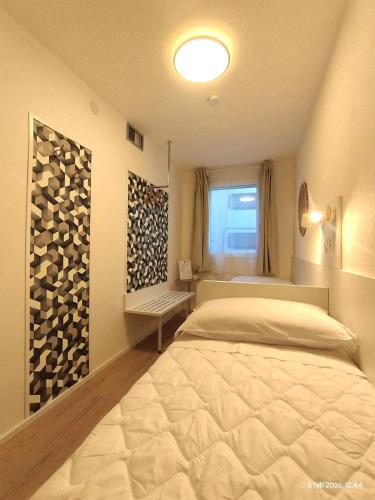 a bedroom with a bed and a window at Turistica Via Po 7 in Legnago