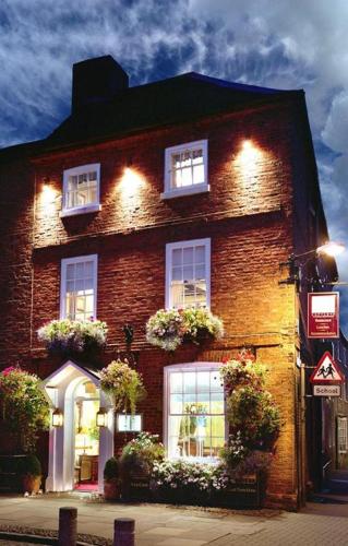 ein Backsteingebäude mit Fenstern und Pflanzen darauf in der Unterkunft Softleys in Market Bosworth