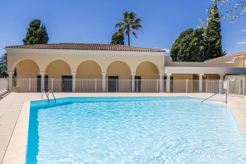 LE PARADIS avec deux terrasses équipées et piscine