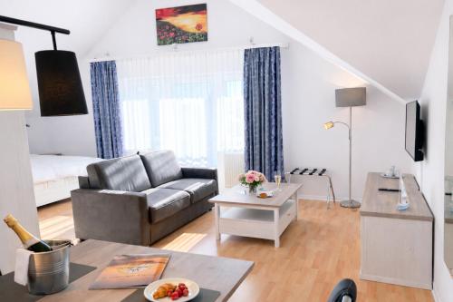 a living room with a couch and a table at Appartementhaus Sonnenschein - 250m zum Strand im Zentrum von Binz in Binz