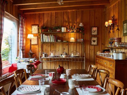 Les Prés D'ondine في سليستا: غرفة طعام خشبية مع طاولة وكراسي