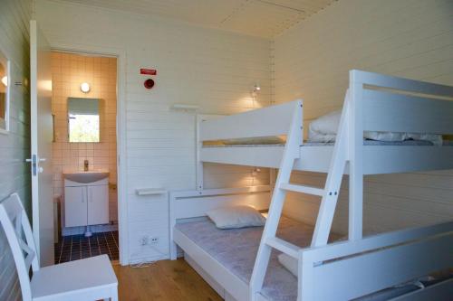 a room with two bunk beds and a sink at KSSS Vandrarhem Telegrafholmen in Sandhamn
