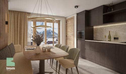 una cucina e una sala da pranzo con tavolo e sedie di Kitzhorn Suites a Sankt Johann in Tirol