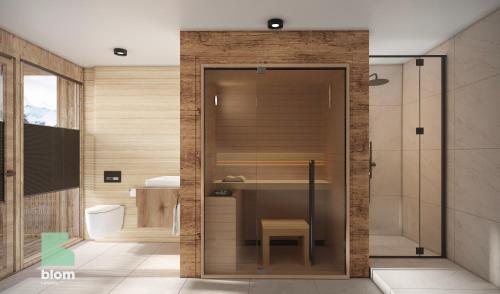 un bagno con doccia in vetro e WC di Kitzhorn Suites a Sankt Johann in Tirol
