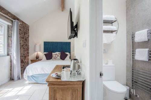 a bedroom with a bed and a bathroom at Gofan - 1 Bedroom - St Ishmaels in Saint Ishmaels