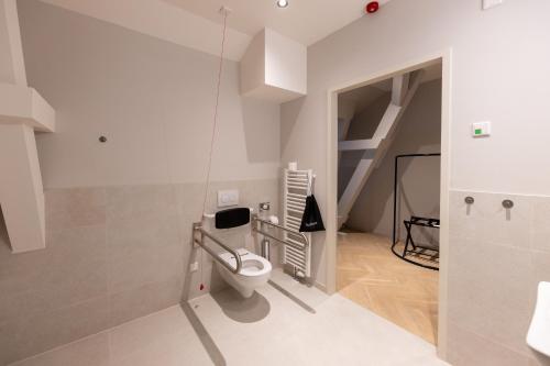 ein Badezimmer mit Toilette und eine Treppe in der Unterkunft qnorke Hotel in Berlin