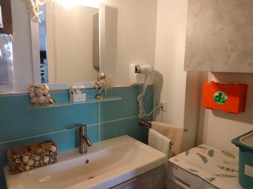 a bathroom with a sink and a mirror at Appartamento Giuse Mari in Suvereto