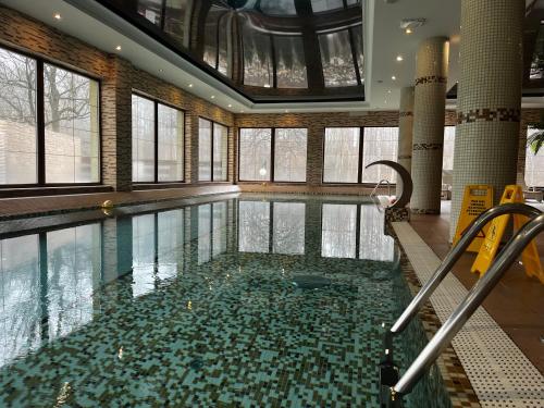 a large swimming pool in a building at Hotel Gorzelanny - basen , jacuzzi , sauna sucha, parowa w cenie pobytu! in Pokrzywna
