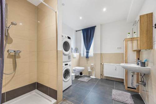 a bathroom with a washing machine and a sink at Heide Ferienwohnung Süd Nr-2 in Schneverdingen