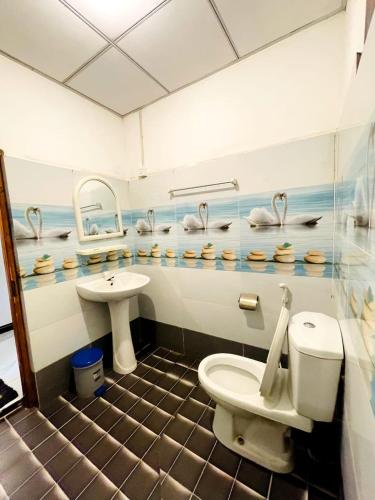 a bathroom with a toilet and a sink at Mango Villa - Panama Near Arugam Bay in Panama