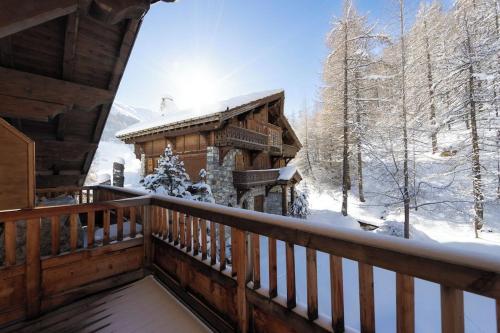Nepenthe - beautiful ski-in ski-out 3 bed in exclusive location in Val d'Isere