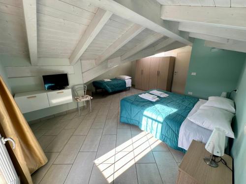 a bedroom with a bed and a tv in a room at Apt Nettuno - Relax Privè - 3 Bedrooms - 2 Baths - AC - Parking - Wifi in Cervia