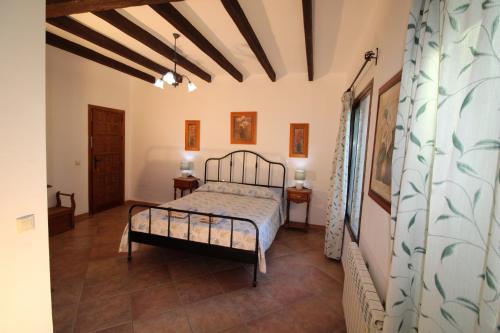 a bedroom with a bed in a room at Loma la Parra in Valle de Abdalagís