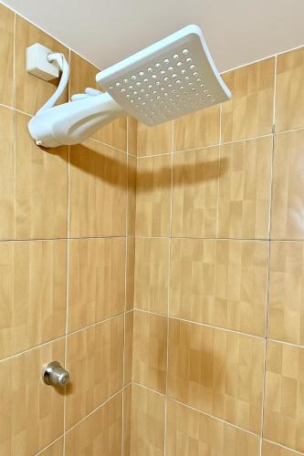 a bathroom with a shower with a basket on the wall at Ap com ar próximo ao centro in Crateús