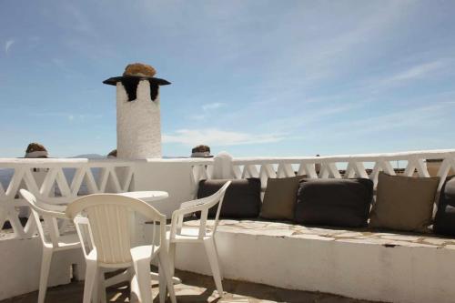 avisorvisor shot of a table and chairs on a roof with avisor at El Rincón de Muñoz - La Alpujarra in Yegen