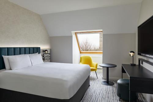 a hotel room with a bed and a desk at Leonardo Hotel Dublin Christchurch in Dublin