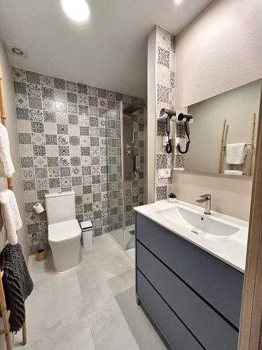 a bathroom with a sink and a toilet at One Apartamentos in Torreorgaz