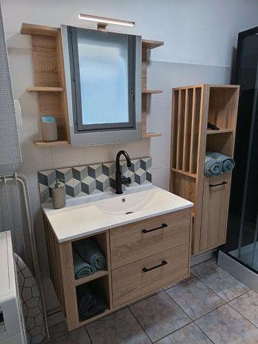 a bathroom with a sink and a mirror at L'escapade d'Henry Dunant in Épernay