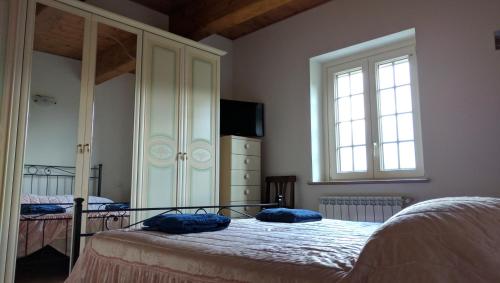 アメリアにあるLa Casa di Maryのベッドルーム1室(ベッド2台、ドレッサー付)