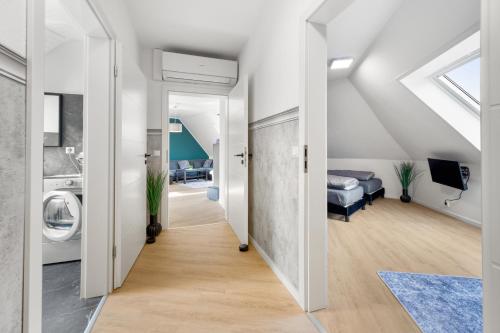 a room with a hallway with a washer and dryer at Heide Ferienwohnung West Nr-4 in Schneverdingen