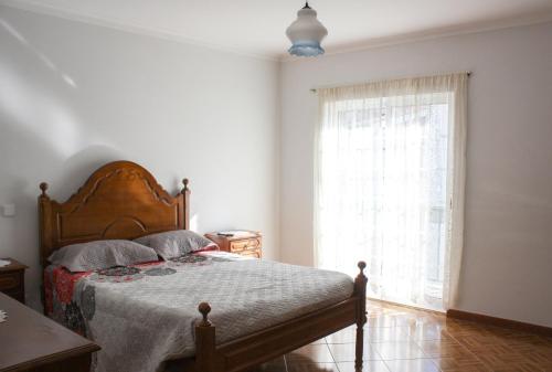 テーラス・デ・ボウロにあるAlojamento Albino Pintoのベッドルーム1室(ベッド1台、大きな窓付)